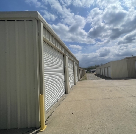 Facility photo: //images.sparefoot.com/medium/23501365e09c4b10d64.jpeg