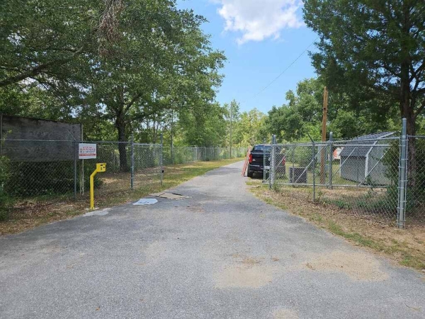 Facility photo: //images.sparefoot.com/medium/23502968d5cd8a98941.jpg