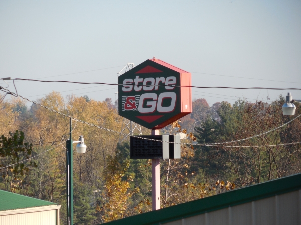 Facility photo: //images.sparefoot.com/medium/23503265f1fd7864c7a.jpg