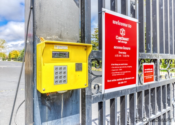 Facility photo: //images.sparefoot.com/medium/235085695f7d1dcb812.jpg