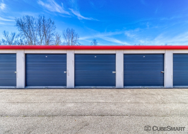 Facility photo: //images.sparefoot.com/medium/235090688b2ecd67fee.jpg
