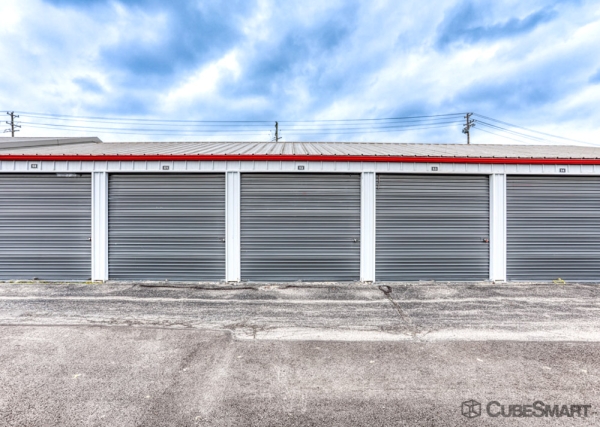 Facility photo: //images.sparefoot.com/medium/235091688c789076f8b.jpg