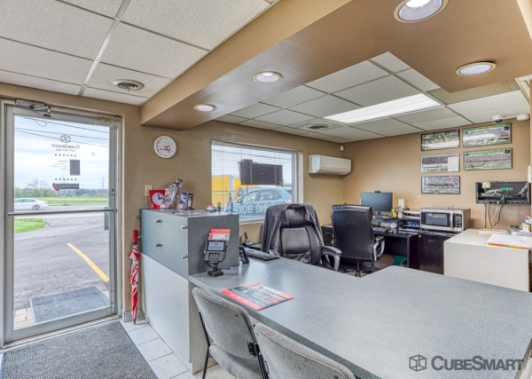 Facility photo: //images.sparefoot.com/medium/235091693d37e84b5c8.jpg