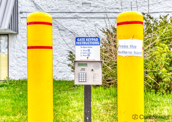 Facility photo: //images.sparefoot.com/medium/235092693d37f31fcc5.jpg