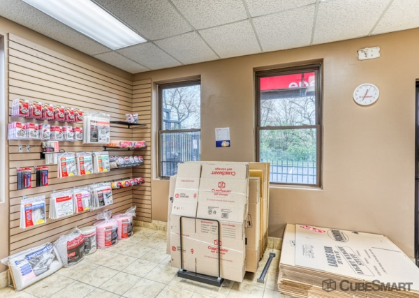 Facility photo: //images.sparefoot.com/medium/235095688f1c8385e72.jpg