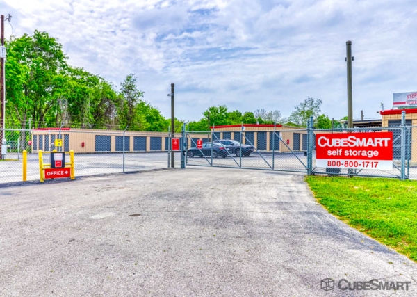 Facility photo: //images.sparefoot.com/medium/235099688c7c6b89c32.jpg