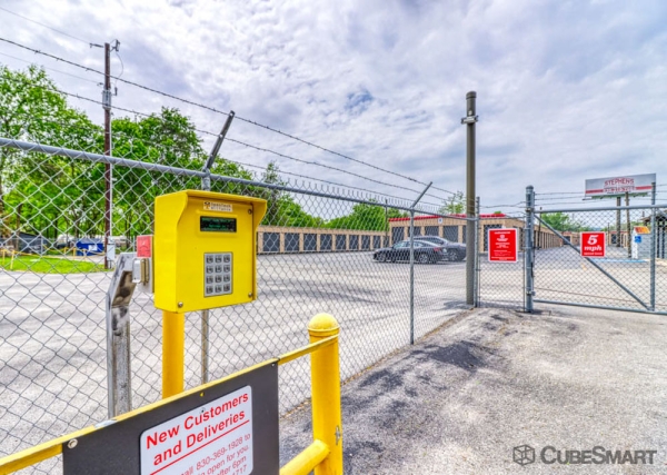 Facility photo: //images.sparefoot.com/medium/2350996943cbad53f8b.jpg