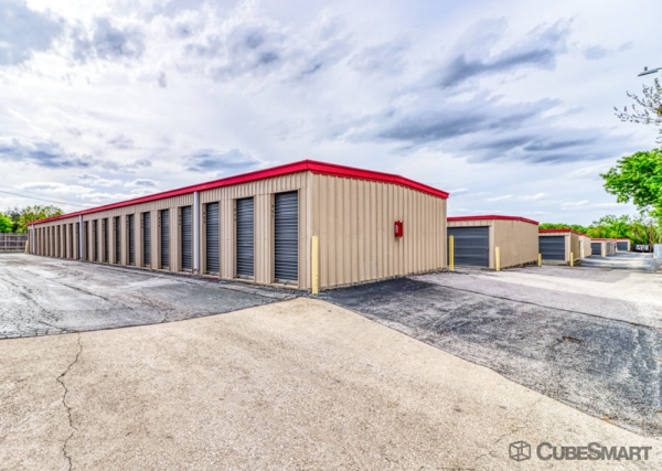 Facility photo: //images.sparefoot.com/medium/235106688358a672d07.jpg