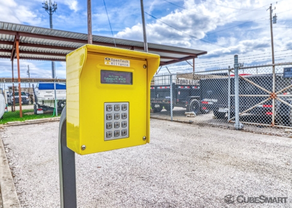 Facility photo: //images.sparefoot.com/medium/235106688358a79d057.jpg