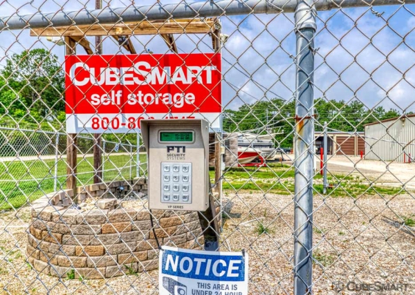 Facility photo: //images.sparefoot.com/medium/23521669fc5e8cb0fbf.jpg