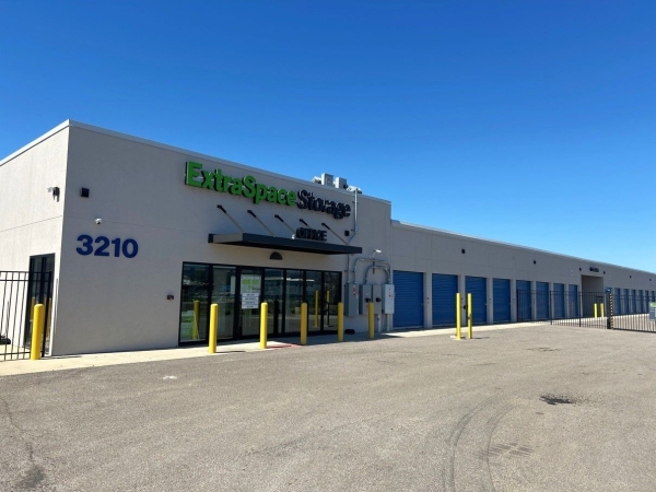 Facility photo: //images.sparefoot.com/medium/23522569942e4c813d5.jpg