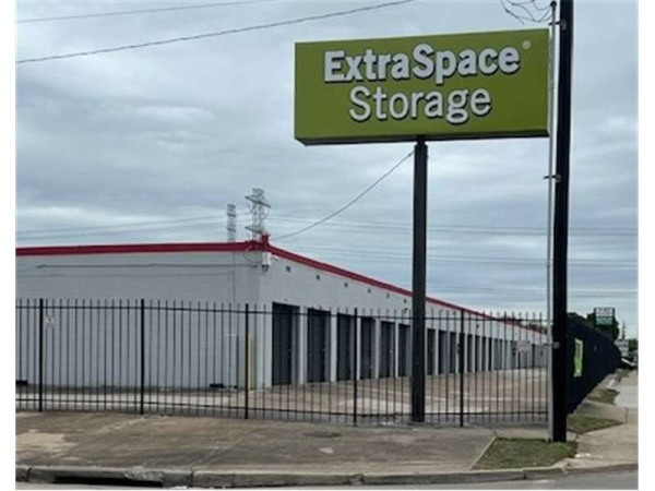 Storage Units at Extra Space Storage - 6389 - Houston - 11702 Beechnut St - 11702 Beechnut Street