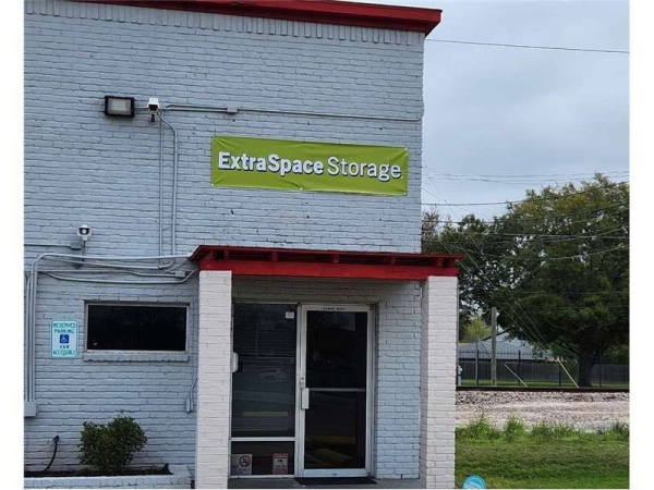 Storage Units at Extra Space Storage - 6411 - Houston - Alabonson Rd - 8320 Alabonson Road