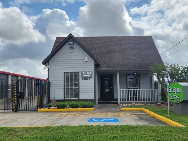 Facility photo: //images.sparefoot.com/medium/23526769f5e868b4c17.jpg