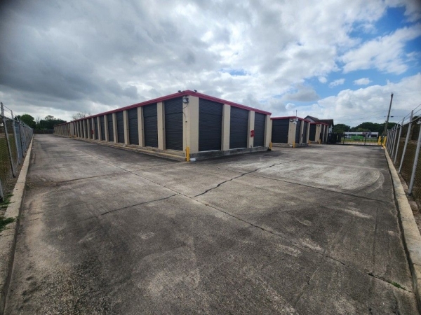 Facility photo: //images.sparefoot.com/medium/23526769f5e86ca95a1.jpg