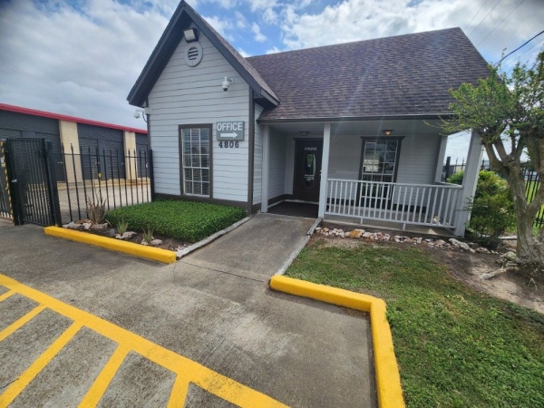 Facility photo: //images.sparefoot.com/medium/23526769f5e86daef5b.jpg