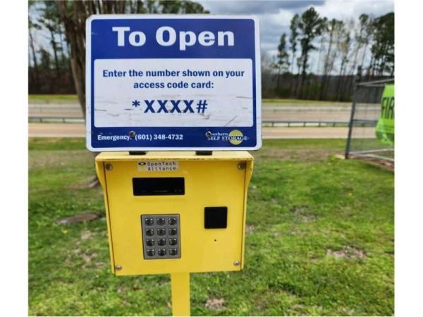 Facility photo: //images.sparefoot.com/medium/2352716a45029661d38.jpg
