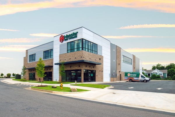 Facility photo: //images.sparefoot.com/medium/23540468adcb3db7669.jpg