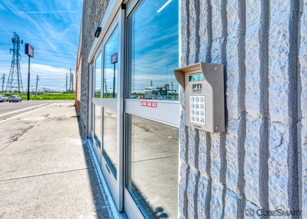 Facility photo: //images.sparefoot.com/medium/235447695cd356bca95.jpg