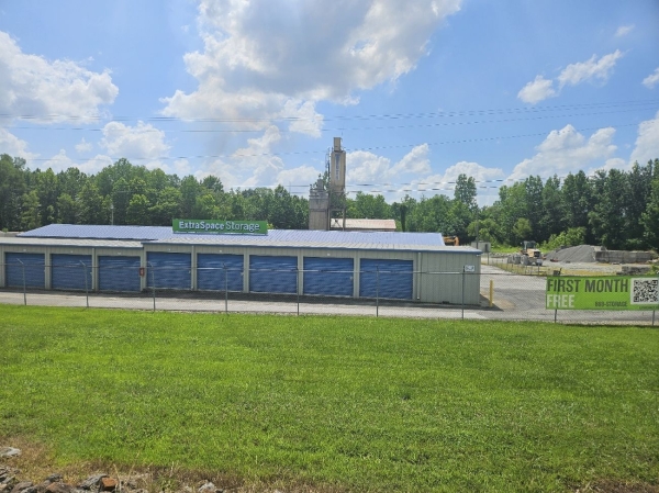 Facility photo: //images.sparefoot.com/medium/2354816a4ceaf4bd0af.jpg