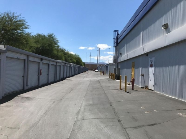 Storage Units at Extra Space Storage - 3484 - Henderson - Stufflebeam Ave - 1011 Stufflebeam Avenue