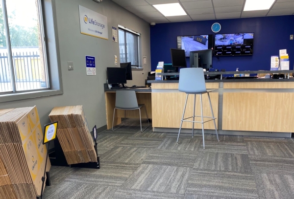 Facility photo: //images.sparefoot.com/medium/2354986994301952f8f.jpg