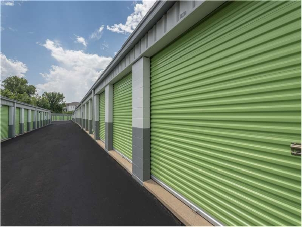 Facility photo: //images.sparefoot.com/medium/23552569ccdfc38d22a.jpg