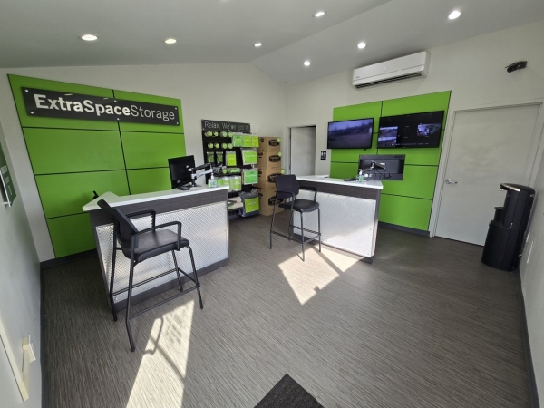 Facility photo: //images.sparefoot.com/medium/23552769d0fe4d0249d.jpg