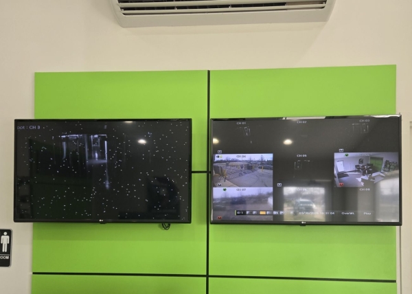 Facility photo: //images.sparefoot.com/medium/23552769d0fe4e3bd5a.jpg