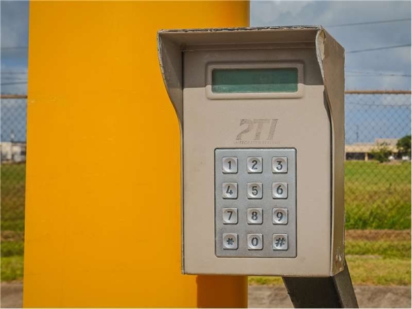 Facility photo: //images.sparefoot.com/medium/2355306994334c3685c.jpg