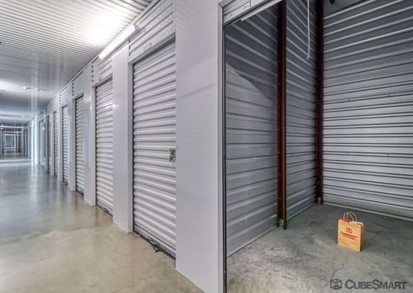 Facility photo: //images.sparefoot.com/medium/235651686f93e8b9ba9.jpg