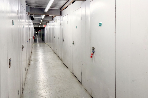 Facility photo: //images.sparefoot.com/medium/2356636914ddefbd6a0.jpg