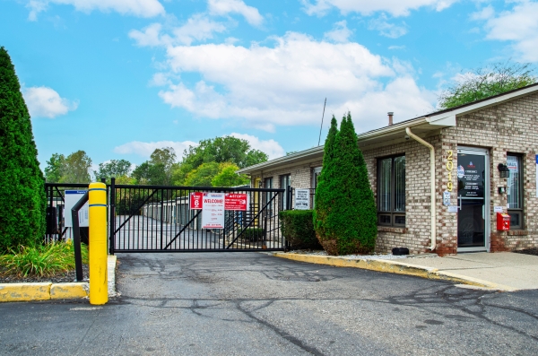 Facility photo: //images.sparefoot.com/medium/2356636914de0a6d9a7.jpg