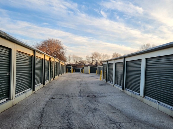 Storage Units at Extra Space Storage - 3328 - Chicago - 345 N Western Ave - 345 North Western Avenue