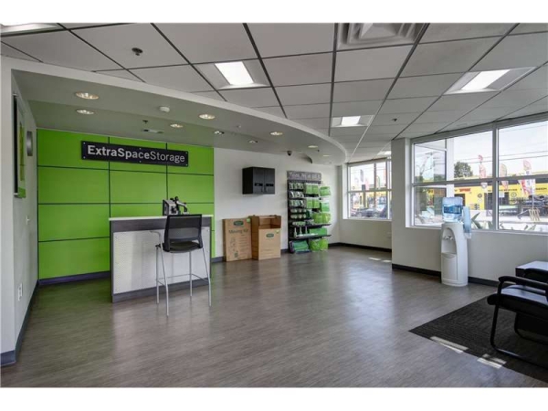 Facility photo: //images.sparefoot.com/medium/23572869943331c07d5.jpg