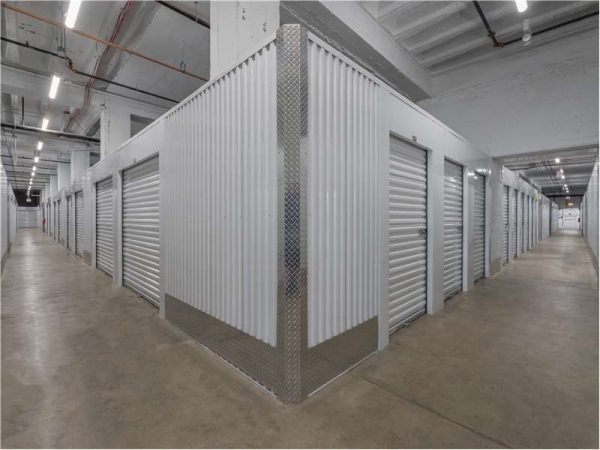 Facility photo: //images.sparefoot.com/medium/2357446729176d90dba.jpg