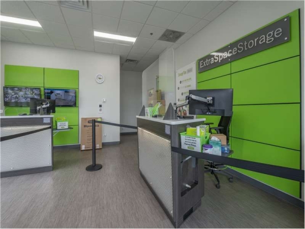Facility photo: //images.sparefoot.com/medium/2357446729176f417dc.jpg