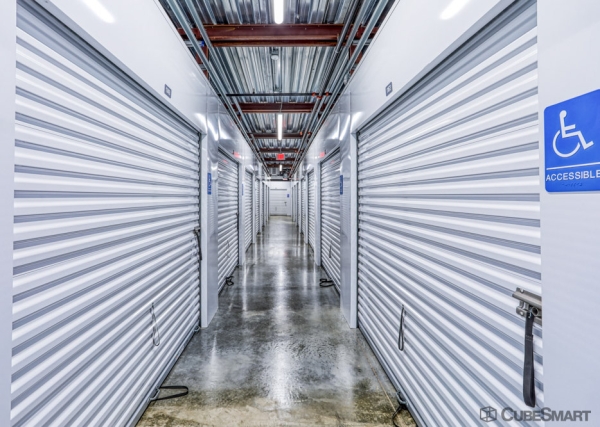 Facility photo: //images.sparefoot.com/medium/235747686f6dc69e1e8.jpg