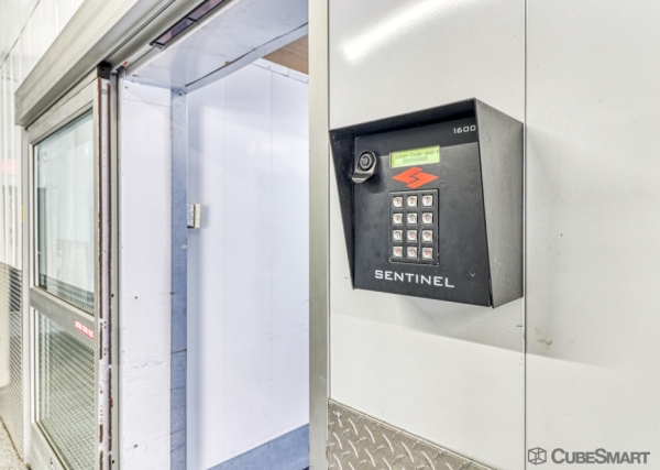 Facility photo: //images.sparefoot.com/medium/235776693a9d9d594ae.jpg