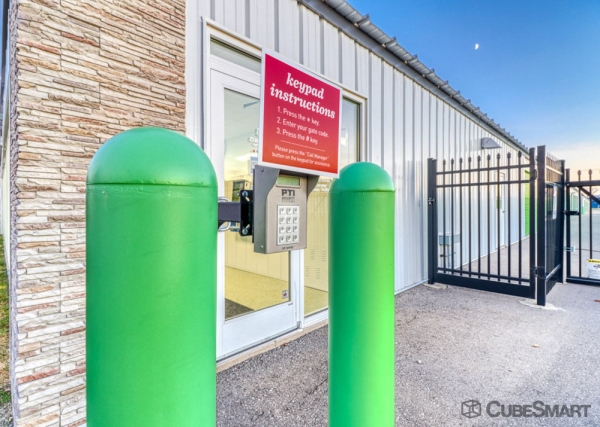 Facility photo: //images.sparefoot.com/medium/235826691ee177d1f9c.jpg