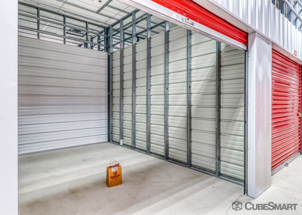 Facility photo: //images.sparefoot.com/medium/23582768946ca0c1861.jpg