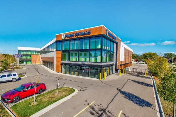 Facility photo: //images.sparefoot.com/medium/23591668f7924f154fa.jpg