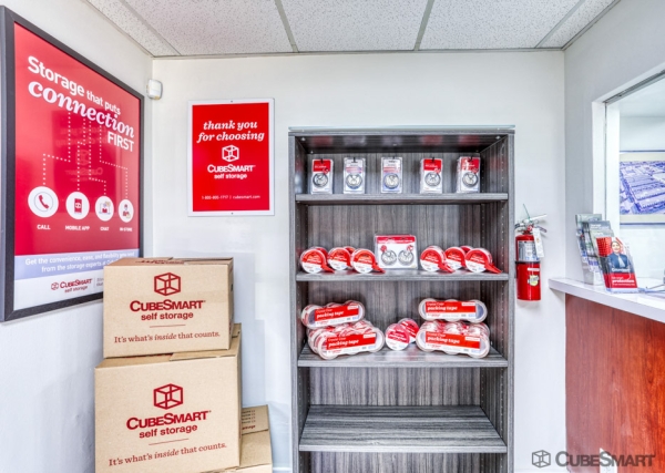 Facility photo: //images.sparefoot.com/medium/235997688330b66fb8f.jpg