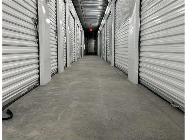 Facility photo: //images.sparefoot.com/medium/2360696a4e3d34b1f1d.jpg