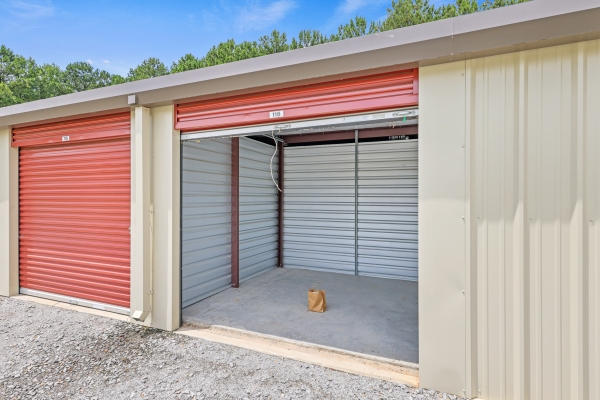 Facility photo: //images.sparefoot.com/medium/23608666bdf8b58cbbe.jpg