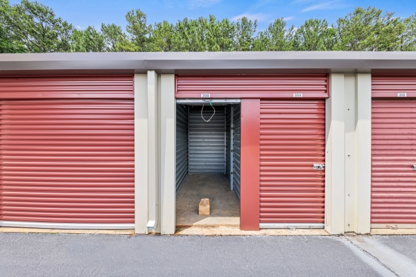 Facility photo: //images.sparefoot.com/medium/23608666bdf8b785a78.jpg