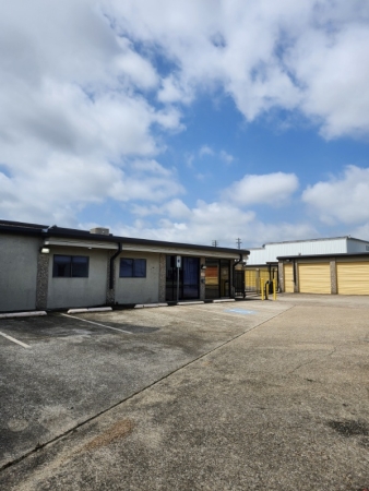 Facility photo: //images.sparefoot.com/medium/2361196889356ea6c09.jpg