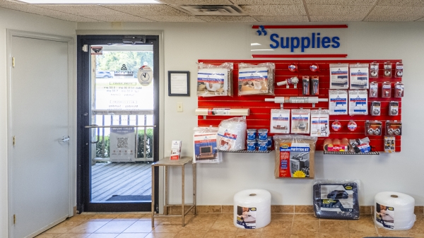 Facility photo: //images.sparefoot.com/medium/2361256980ffd43b2a9.jpg