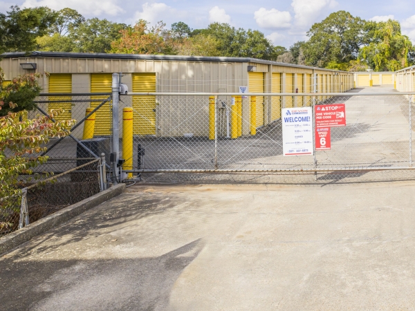 Facility photo: //images.sparefoot.com/medium/236140696696301fe2b.jpg