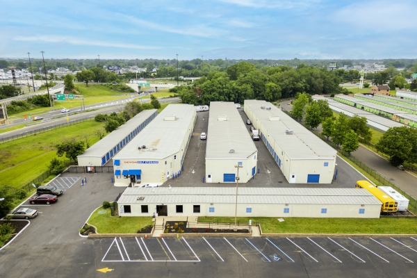 Facility photo: //images.sparefoot.com/medium/23621568892f5381eba.jpg